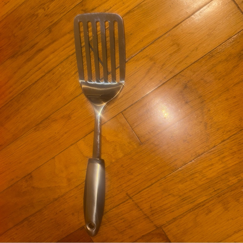 VINTAGE PREMIUM STAINLESS STEEL SLOTTED SPATULA – SILVER & BLACK HANDLE